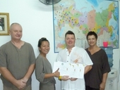 выпускники с учителем